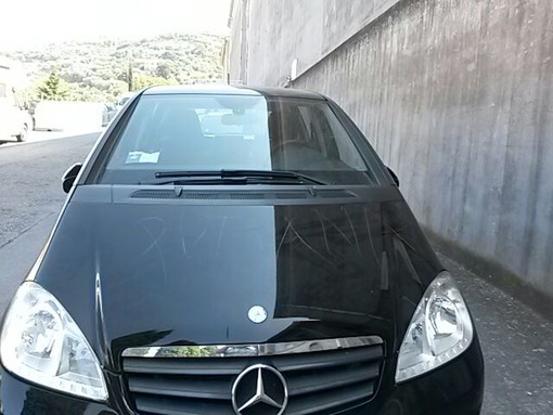 Imperia: lite al cimitero tra una donna in macchina e due giovani in camper, per ripicca le incidono un insulto sul cofano dell'auto