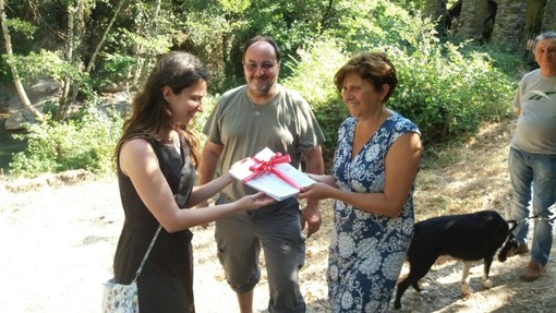 Pigna: il comitato “Amici del Rio Carne” consegna ad Alice Salvatore (M5S) le firme contro la mini centrale idroelettrica