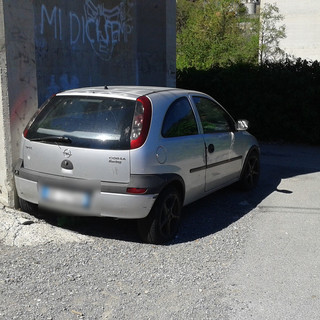 Sanremo: auto abbandonata da mesi in strada Isola Inferiore, nuova denuncia di un lettore Sanremo: auto abbandonata da mesi in strada Isola Inferiore, nuova denuncia di un lettore
