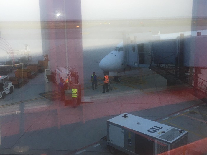 Genova: guasto al carrello del volo per Catania, aereo fermo a un passo dal decollo Genova: guasto al carrello del volo per Catania, aereo fermo a un passo dal decollo