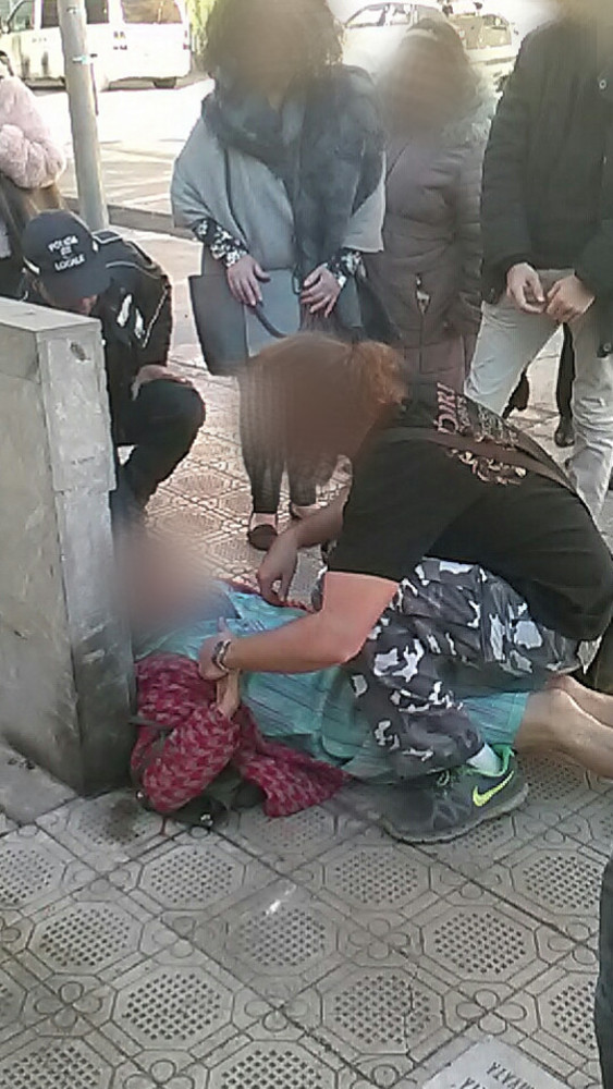 Sanremo: anziana cade vicino al mercato, intervento della Polizia Locale e dei soccorsi Sanremo: anziana cade vicino al mercato, intervento della Polizia Locale e dei soccorsi