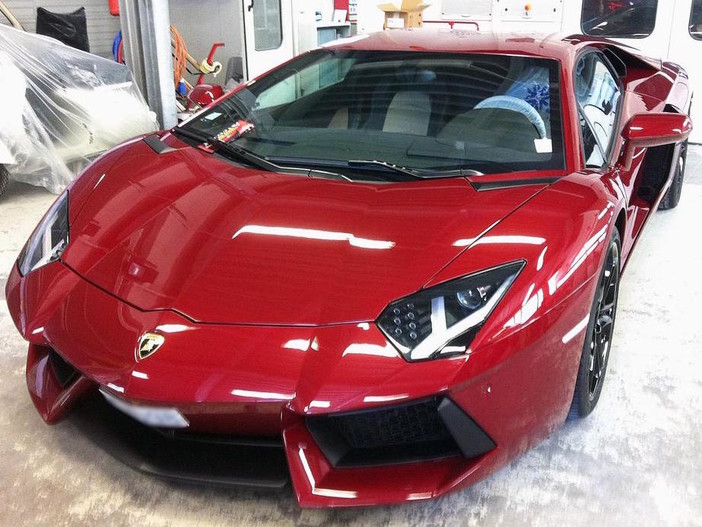 Riparazioni e restauro d'auto e moto d'epoca: da 30 anni la Carrozzeria F.lli Manfredi al vostro servizio Riparazioni e restauro d'auto e moto d'epoca: da 30 anni la Carrozzeria F.lli Manfredi al vostro servizio
