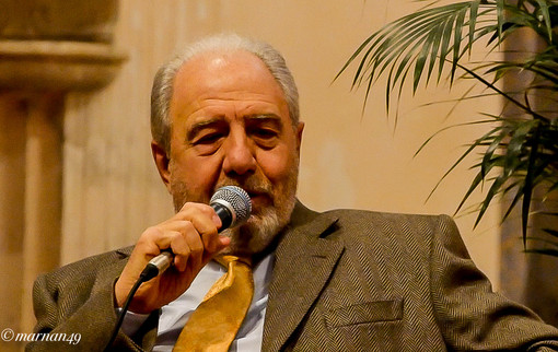 Il giornalista Antonio Caprarica ospite all'ex Chiesa Anglicana di Bordighera Il giornalista Antonio Caprarica ospite all'ex Chiesa Anglicana di Bordighera