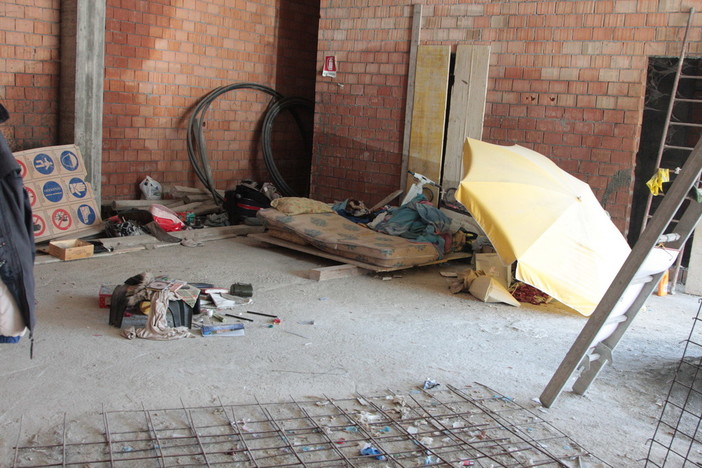 Sanremo: scoperto alloggio abusivo dietro al mercato annonario, all'interno dell'edificio trovate numerose siringhe