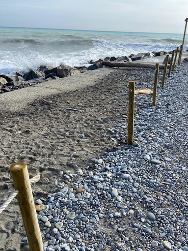 Grave atto vandalico ai danni della spiaggia protetta tra Camporosso e Ventimiglia (foto) Grave atto vandalico ai danni della spiaggia protetta tra Camporosso e Ventimiglia (foto)
