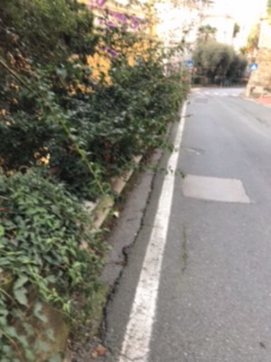 Sanremo: lettrice segnala situazione di pericolo per i pedoni in via Duca degli Abruzzi Sanremo: lettrice segnala situazione di pericolo per i pedoni in via Duca degli Abruzzi
