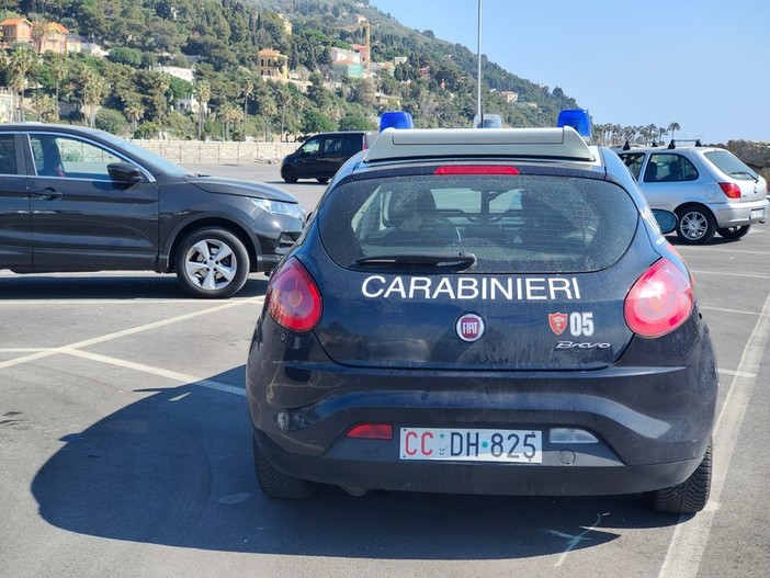 Rapinano con calci e pugni un giovane di San Lorenzo al Mare: in manette due quarantenni