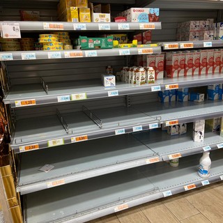 Emergenza Coronavirus: supermercati presi d'assalto, la gente non si fida sulla regolarità degli approvvigionamenti Emergenza Coronavirus: supermercati presi d'assalto, la gente non si fida sulla regolarità degli approvvigionamenti