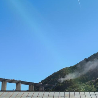 Auto in fiamme sull’A10 tra Bordighera e Ventimiglia: tratto chiuso in direzione Francia