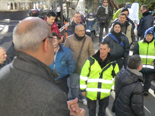 Sanremo: documenti alla mano i sindacati sospendono lo sciopero, Fera li ringrazia ma i lavoratori non hanno gradito le sue parole Sanremo: documenti alla mano i sindacati sospendono lo sciopero, Fera li ringrazia ma i lavoratori non hanno gradito le sue parole