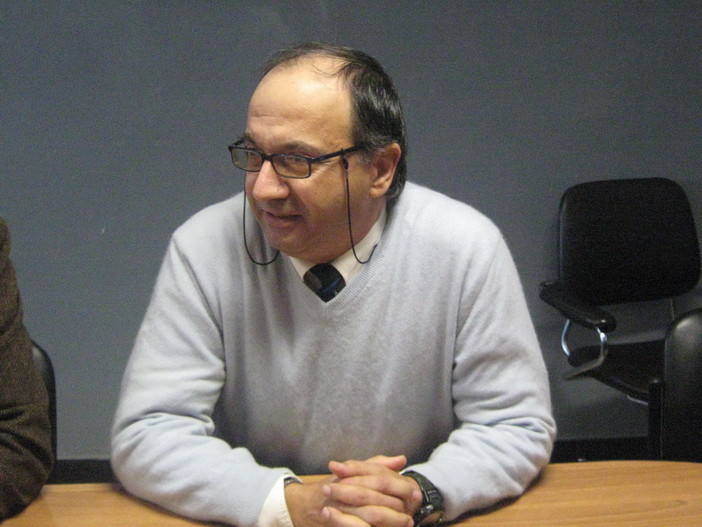 Professore del Liceo 'Cassini' denigrato su Facebook: intervento di Achille Pennellatore Professore del Liceo 'Cassini' denigrato su Facebook: intervento di Achille Pennellatore