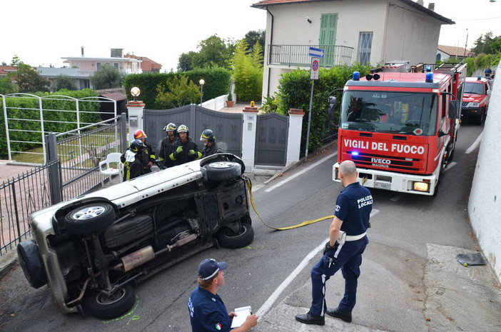 Sanremo: mobilitazione di soccorsi per un'auto ribaltata in via De Amicis, coppia di anziani trasferita in Ospedale
