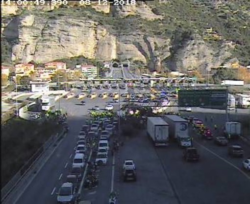 Presidio dei Gilet Gialli poco dopo la barriera autostradale di Ventimiglia, forti rallentamenti per il traffico Presidio dei Gilet Gialli poco dopo la barriera autostradale di Ventimiglia, forti rallentamenti per il traffico