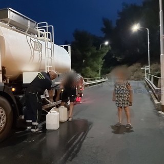 Una delle autobotti impegnate nella distribuzione dell'acqua