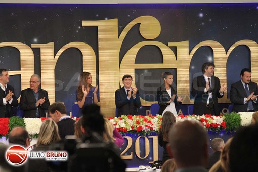 Festival: tutti in piedi in sala stampa per rendere onore alla bandiera italiana Festival: tutti in piedi in sala stampa per rendere onore alla bandiera italiana