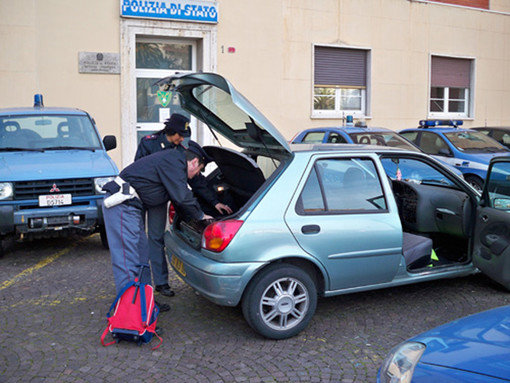 Ventimiglia: Polizia di Frontiera arresta passeur tunisino con 3 connazionali a bordo Ventimiglia: Polizia di Frontiera arresta passeur tunisino con 3 connazionali a bordo
