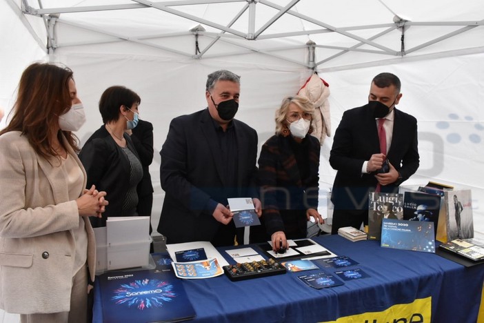 Sanremo: successo insperato per le cartoline con l'annullo filatelico del Festival 2022 (Foto e Video)