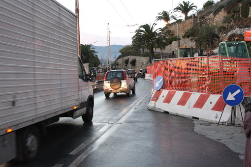Sanremo: verrà riaperta domani pomeriggio a doppio senso la Statale Aurelia nella zona de 'La Vesca' Sanremo: verrà riaperta domani pomeriggio a doppio senso la Statale Aurelia nella zona de 'La Vesca'