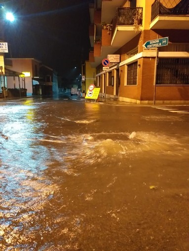 Diano Marina: disagi per il maltempo, allagati strade, tombini e cantine (foto) Diano Marina: disagi per il maltempo, allagati strade, tombini e cantine (foto)