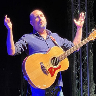 A Camporosso una serata di risate e solidarietà: Andrea Di Marco protagonista dello spettacolo benefico