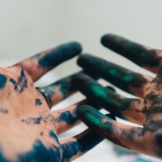 “Ogni artista ha bisogno di un abito su misura”: Alessandro Ariosi sull’arte della rappresentanza