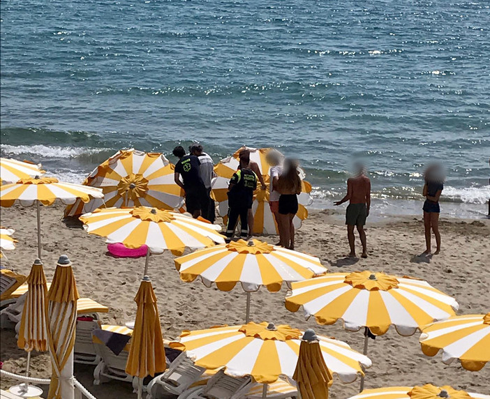 Sanremo: malore durante una passeggiata in spiaggia, muore 70enne