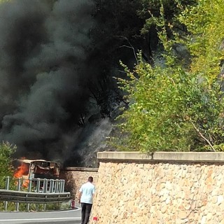 Pieve di Teco, autobus della Riviera Trasporti in fiamme sulla Statale 28 Pieve di Teco, autobus della Riviera Trasporti in fiamme sulla Statale 28