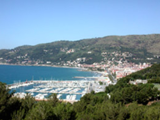 Quattro Sindaci del ponente ligure a cena per progettare un futuro turistico unico Quattro Sindaci del ponente ligure a cena per progettare un futuro turistico unico