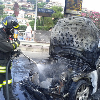 Santo Stefano al Mare: auto in fiamme al bivio per Terzorio, salva una famiglia Santo Stefano al Mare: auto in fiamme al bivio per Terzorio, salva una famiglia