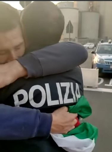 Green pass, poliziotti portano la focaccia ai portuali: "Tenete duro" (video)