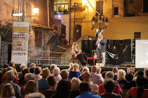 Sanremo: piazza San Siro gremita per Alba Parietti che ha ricordato Don Andrea Gallo &quot;Ha sempre lottato dalla parte degli ultimi&quot; (Foto e Video)