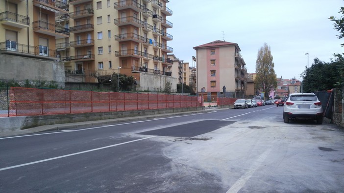 Imperia: riparato il guasto che ha causato il cedimento dell'asfalto in via Acquarone (foto) Imperia: riparato il guasto che ha causato il cedimento dell'asfalto in via Acquarone (foto)