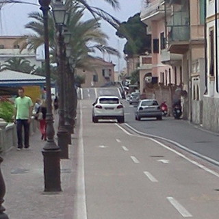 Sanremo: va in spiagga e lascia la sua Porche Cayenne parcheggiata sulla pista ciclabile "Complimenti !"