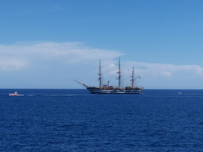 Imperia, la leggendaria 'Amerigo Vespucci' "saluta" anche il capoluogo: sirene in festa sia a Oneglia che a Porto Maurizio (foto e video)