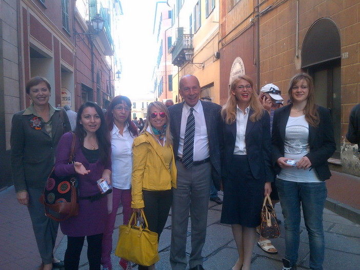 Imperia: il candidato sindaco del centro destra Erminio Annoni in visita al mercato Imperia: il candidato sindaco del centro destra Erminio Annoni in visita al mercato
