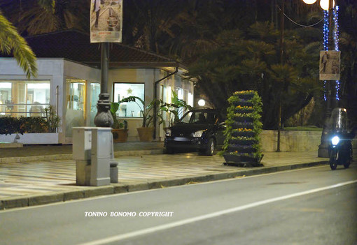 Sanremo: posteggi creativi in città, c'è anche chi lascia l'auto sui marmi della passeggiata dell'Imperatrice