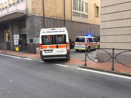 Imperia: cade dalle scale di un palazzo, grave giovane. Trasportato in elisoccorso al 'Santa Corona' Imperia: cade dalle scale di un palazzo, grave giovane. Trasportato in elisoccorso al 'Santa Corona'
