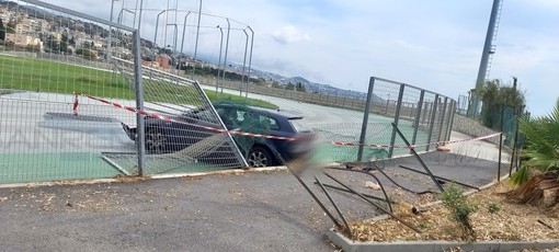 Sanremo: perde il controllo dell'auto e finisce sulla pista d'atletica, indagano i Carabinieri