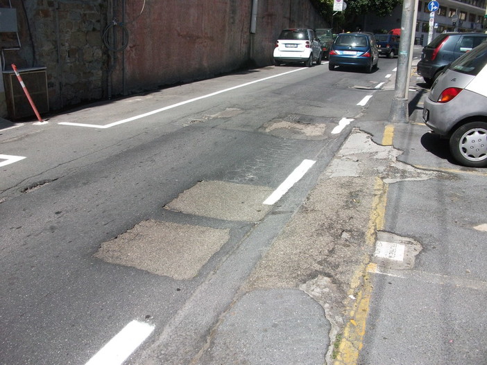 Sanremo: la beffa in via Galilei della segnaletica nuova tracciata su un asfalto vecchio e rotto