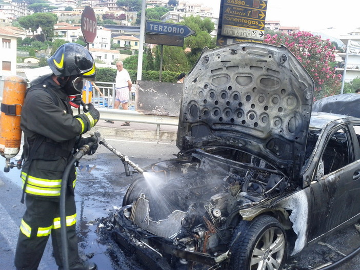 Santo Stefano al Mare: auto in fiamme al bivio per Terzorio, salva una famiglia Santo Stefano al Mare: auto in fiamme al bivio per Terzorio, salva una famiglia