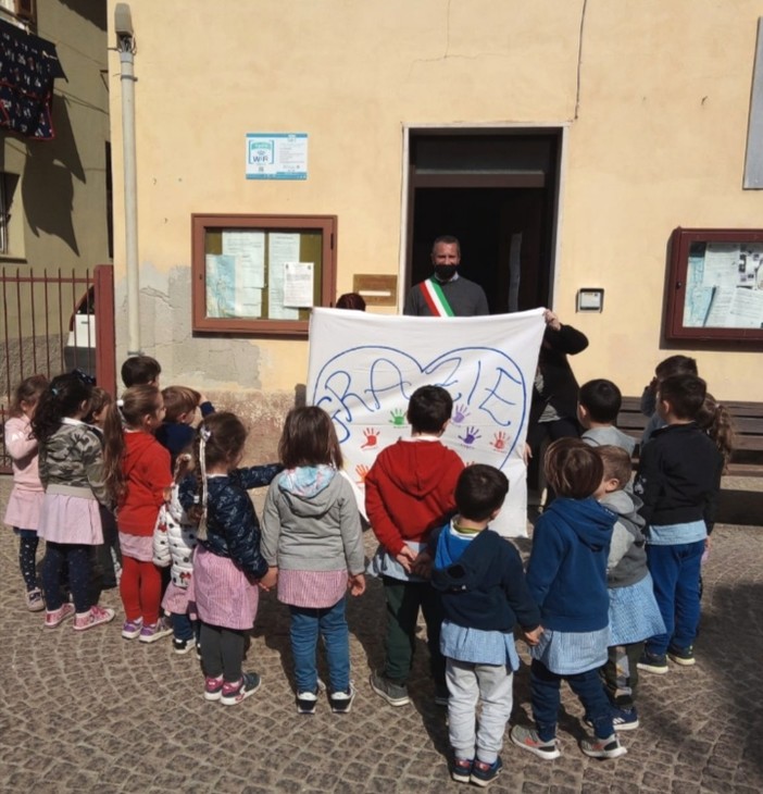 Diano San Pietro, il "grazie" di bimbi e maestre al Comune per la nuova area giochi alla scuola 'Lanterno' (foto)