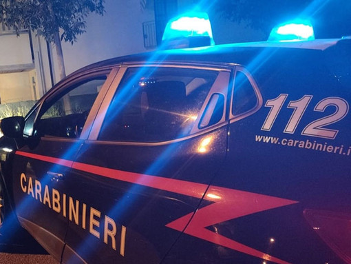 Vallecrosia, si inseguono 'armati' di sedie: intervengono i carabinieri Vallecrosia, si inseguono 'armati' di sedie: intervengono i carabinieri