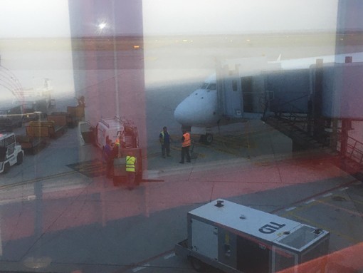 Genova: guasto al carrello del volo per Catania, aereo fermo a un passo dal decollo Genova: guasto al carrello del volo per Catania, aereo fermo a un passo dal decollo