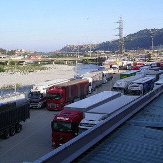 Ventimiglia: migranti fuggono dal cassone di un camion all'autoporto, mobilitazione di soccorsi Ventimiglia: migranti fuggono dal cassone di un camion all'autoporto, mobilitazione di soccorsi