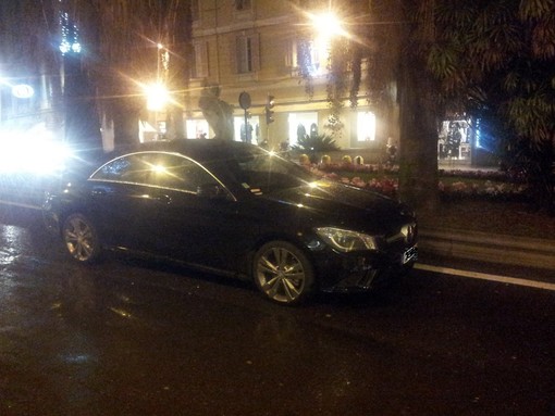 Sanremo: per tutto il giorno un'auto francese in divieto di sosta (foto), le considerazioni di un lettore