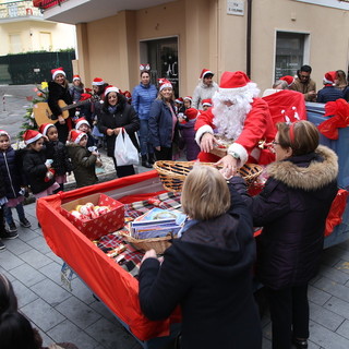 Arma di Taggia: alberi di Natale addobbati in via Colombo grazie ai bimbi della scuola dell'infanzia