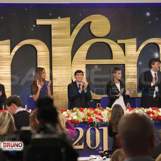 Festival: tutti in piedi in sala stampa per rendere onore alla bandiera italiana Festival: tutti in piedi in sala stampa per rendere onore alla bandiera italiana