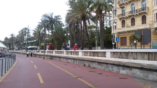 Sanremo: venditori abusivi in Corso Imperatrice, un lettore sconcertato per la mancanza di controlli