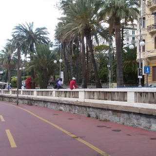 Sanremo: venditori abusivi in Corso Imperatrice, un lettore sconcertato per la mancanza di controlli