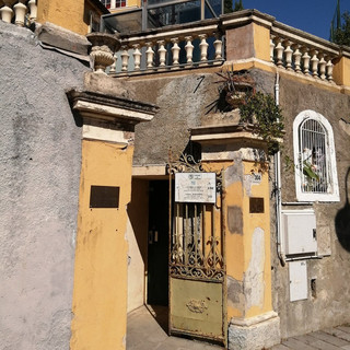 Sanremo: Villa Peppina nel degrado ed appello delle famiglie: “Serve più cura e sicurezza per il parco dei nostri bambini”